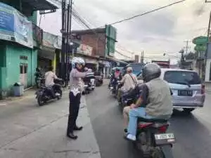 Anggota Polsek Ciampea Polres Bogor Giat COOLING Sistem Laksanakan Kegiatan Pengaturan lalulintas Sebagai Pelayanan Publik Hindari Laka Lantas Dan Gangguan Kamtibmas Lainnya