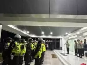 Bhabinkamtibmas Wilayah Hukum Polsek Megamendung Desa Cipayung Girang Giat COOLING Sambang Sampaikan Himbauan dan Ajak Jaga Kamtibmas Pasca Pilkada Manfap Praja Serentak 2024 Agar Kondusif.