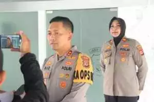 Unit Gakkum Laka Lantas Polres Bogor Tangani Kecelakaan Tunggal Sebuah Minibus Micro ISIZU ELF Karena Situasi Jalan Menurun Tajam Dan Menikung.