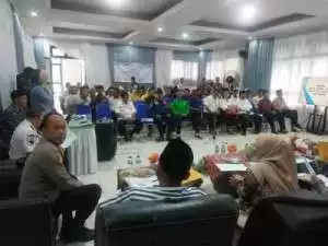 Kanit Samapta Wilayah Hukum Polsek Cariu Giat Cooling Sistem Sambang Kantor Camat Cariu Dalam Rangka Silahturahmi Dan Ajak Bersinergi Dalam Menjaga Kamtibmas Pasca Pilkada Serentak 2024.
