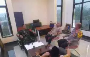 Kapolsek Kemang Bersama Danramil Giat Cooling Sistem Lakukan Silaturahmi Pasca Pilkada Dengan Kepala Desa Jampang Kecamatan Kemang Kabupaten Bogor Dan Ajak Jaga Kondusifitas.