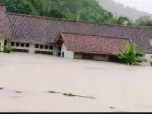 32 Sekolah Rusak, di Cianjur Meja Kursi Terendam, Akibat Banjir dan Tanah Bergeser.