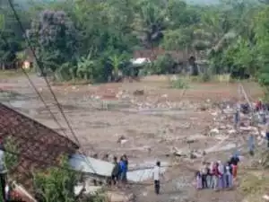 Gercep BNPB Bangun Jembatan Darurat untuk Mudahkan Penyaluran Bantuan di Sukabumi.