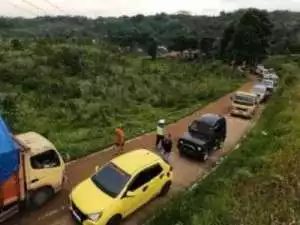 Polres Cianjur Mulai Terapkan Buka Tutup di Jalur Cianjur-Sindang barang.