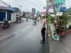 Anggota Polsek Ciampea Polres Bogor Laksanakan Kegiatan Pengaturan Lalu Lintas Tekan Angka Kecelakaan Dan Keamanan Pengguna Jalan Raya.