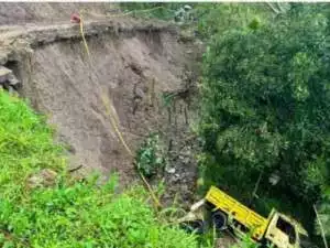 Terjadi Kecelakaan Truk Engkel, Terperosok ke Jurang di Cianjur, Sopir Selamat.
