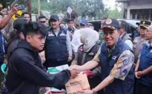 Menteri Sosial RI Saifullah Yusuf Tinjau Korban Longsor Didampingi Oleh SEKDA Kab. Sukabumi H.Ade Suryaman dan Menyalurkan Santunan dan Bantuan
