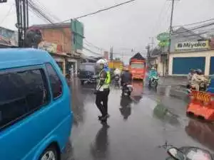 Bhabinkamtibmas Wilayah Hukum Polsek CSR Polres Bogor Giat COOLING Sistem Kontrol Siskamling Warga Sampaikan Himbauan Dan Ajak Jaga Kamtibmas.