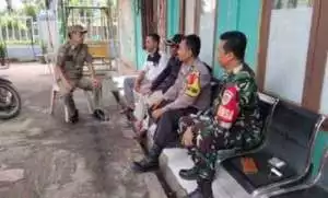 Sinergitas TNI-POLRI Bersama Satpol PP Wilayah Hukum Klapanunggal Desa Kembangkuning Giat Cooling Sistem Patroli Dialogis Kamtibmas Pastikan Keamanan Warga Di Hari Natal 2024 Kondusif.