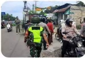 Bhabinkamtibmas Wilayah Hukum Polsek Megamendung Polres Bogor Giat Cooling Sistem Kontrol Satkamling Sampaikan Pesan Dan Ajak Jaga Kamtibmas.