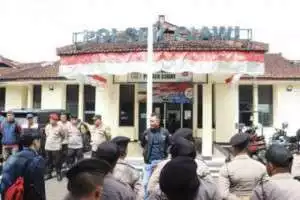 Bhabinkamtibmas Wilayah Hukum Polsek Megamendung Polres Bogor Giat Cooling Sistem Kontrol Satkamling Sampaikan Pesan Dan Ajak Jaga Kamtibmas.