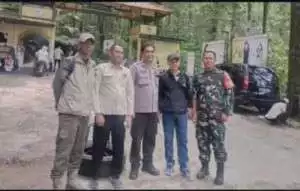 Personil Pam Nataru 2025 Tni Polri Berikan Himbauan Kamtibmas Kepada Pengurus Dan Wisatawan Objek Wisata Pamijahan Bogor.