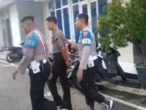 Briptu WT polisi Pemalang saat digiring petugas.