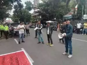 Desak evaluasi pejabat koruptor warga gempur kembali aksi di kantor gubernur Sumsel 