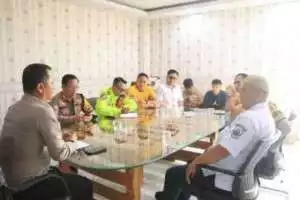 Sinergitas TNI-POLRI Wilayah Hukum Polsek Parung Giat Cooling Sistem Menjalin Kedekatan Sinergitas Dengan Warga Desa Karihkil Beri Pesan Dan Ajak Jaga Kamtibmas.