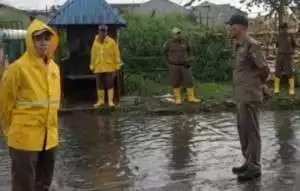 Antisipasi Banjir, Kecamatan Periuk Kota Tangerang Terjunkan Petugas Lakukan Monitoring Berkala 
