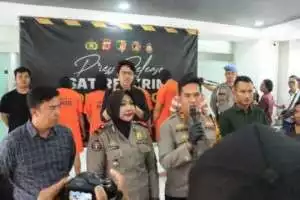 Bhabinkamtibmas Wilayah Hukum Polsek Leuwiliang Giat Cooling Sistem Sambang Petugas Keamanan Sampaikan Pesan Kamtibmas Dan Ajak Jaga Kondusifitas Wilayah.