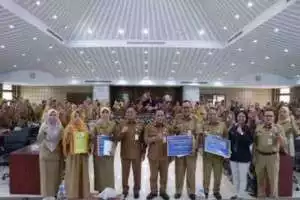 Serahkan SK Pensiun, Dr. Nurdin : Terimakasih dan Terus Berkarya di Tengah Masyarakat.