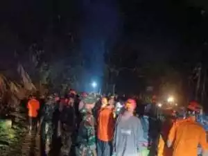 Akibat Tebing Longsor Tutup Jalan Raya Nasional Cipanas Cianjur Puncak, Arus Lalu Lintas Tersendat.