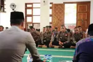 Sinergitas TNI-POLRI Wilayah Hukum Polsek Dramaga Polres Bogor Giat Cooling Sistem Sambang Warga Masyarakat Desa Sukawening Beri Pesan Kamtibmas Dan Ajak Jaga Kondusifitas Cegah Gangguan Kriminalitas.