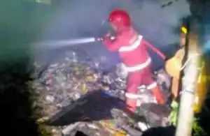 Respons Cepat BPBD Kota Tangerang Tangani Kebakaran Tumpukan Sampah Lahan Kosong di Benda