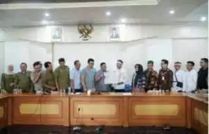 Ketua DPRD Kabupaten Sukabumi Menerima Aksi Damai Ribuan Tenaga Honorer