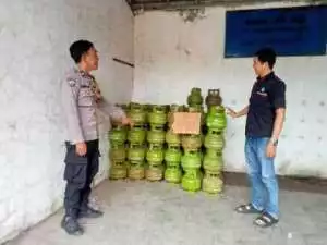 Bhabinkamtibmas Wilayah Hukum Polsek Citeureup Desa Puspasari Giat Cooling Sistem Menerima Aduan Laporan Masyarakat Untuk Mencari Solusi.