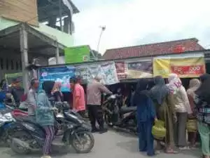 Cooling Sistem Monitoring, Ratusan Warga Desa Karang Tengah Antri Gas LPG 3 Kilogram. 