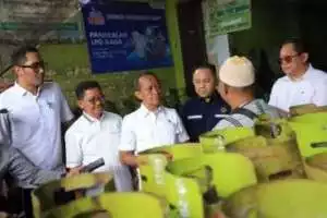 Menteri ESDM Bahlil Lahadalia Kunjungi Pangkalan Gas LPG di Kota Tangerang 