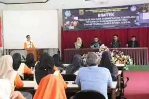 Kasie Kurikulum Dinas Pendidikan Kabupaten Sukabumi Ahmad Taupik Hidayat Menutup Acara Bimtek Pengelolaan dan Pemanfaatan Teknologi Informasi dan Komunikasi ( TIK) Dalam Pembelajaran Di Era Digital