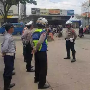 Polsek Leuwiliang Laksanakan Protap Gatur Lalin di Depan Terminal.