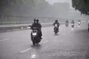 Warga Kota Tangerang Perlu Tahu, Ini Tips Berkendara Motor Aman saat Musim Hujan 