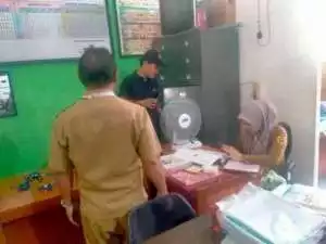 Bhabinkamtibmas Wilayah Hukum Polsek Klapanunggal Giat Cooling Sistem Sambang Warga Desa Kembangkuning Menyampaikan Himbauan Kamtibmas Dan Ajak Jaga Kondusifitas Cegah Kriminalitas. 