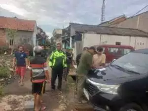 Desa Cileuksa, Cawbup Jaro Ade Gunakan Hak Suara Bareng Orang Tersayang .