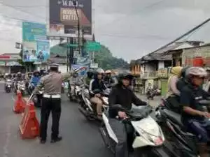 Anggota Polsek Ciampea Polres Bogor Laksanakan Kegiatan Cooling Sistem Pengaturan lalulintas.