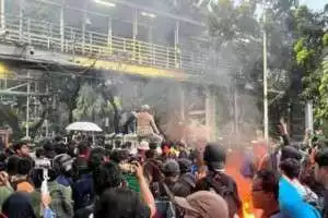 Kabur Aja Dulu, Indonesia Gelap .. Drama Apa Lagi Ini?