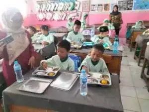 Sinergitas TNI-POLRI Wilayah Hukum Polsek Citeureup Giat Cooling Cek Pelaksanaan Program Asta Cita Presiden Dan Wakil Presiden Dalam Program Makan Bergizi Gratis Pastikan Aman Kondusif.