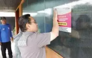 Bapenda Pasang Stiker Peringatan di Tempat Usaha Penunggak Pajak