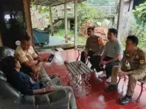 Sinergitas TNI-POLRI Bhabinkamtibmas Desa Pandansari Polsek Ciawi Bersama Babinsa melaksanakan kegiatan sambang Warga di Desa binaannya.