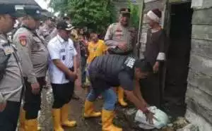 Polres OKI dan Polsek Lempuing Salurkan Bantuan bagi Korban Banjir di Tebing Suluh