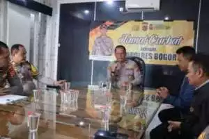 Sinergitas TNI-POLRI Wilayah Hukum Polsek Parung Desa Karihkil  Giat Cooling Sistem Sambang Warga Beri Himbauan Ajak Jaga Kamtibmas Cegah Kriminalitas.