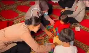 Polwan Polres Bogor Masih Terus Lakukan Pendampingan Trauma Healing Terhadap Korban Musibah Bencana Alam Di Cisarua Kabupaten Bogor.