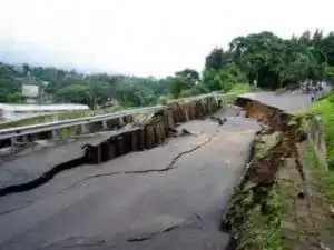 Terjadi Pergeseran Tanah, Di Jalan Batutulis Bogor Terancam Tertimbun Longsor.