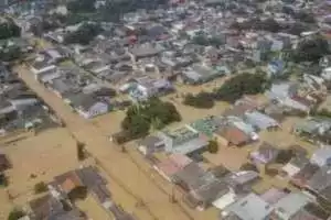 Video detik-detik tebing longsor di Exit Tol Veteran Bintaro, air mengalir seperti air terjun