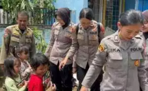 Polwan Polres Bogor laksanakan Giat Evakuasi serta Pendampingan Trauma Healing Terhadap Korban Musibah Bencana Alam Banjir Bandang di Bojong kulur Kecamatan Gunung Putri Kabupaten Bogor.