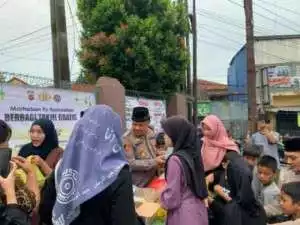 Kapolsek Jasinga AKP Budi Sehabudin SH.,MH Bersama Personil Polsek Jasinga  melaksanakan berbagi Takjil kepada warga Jasinga serta Buka Berama dengan anak Yatim Piatu dan Dhuafa Harapan Pirdaus Jasinga di bulan Ramadhan 1446H.