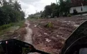 Siswa di Kecamatan Muara Telang Lewati Jalan Terjal dan Berlumpur Demi Pergi ke Sekolah