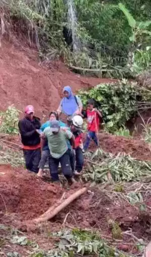 KANIT POLSEK Lengkong AIPDA Slamet Sutopo Menggendong Lansia Berusia 80 Tahun Melintasi Gundukan Lumpu Tebal Akibat Longsor