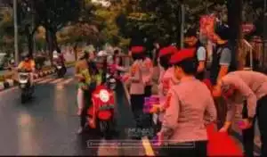 Berbagi Berkah Bulan Suci Ramadan 1446 H, Sat Reskrim Polres Bogor Bagikan Takjil Gratis Kepada Masyarakat Kabupaten Bogor Yang Melintas Depan Mako Polres Bogor.