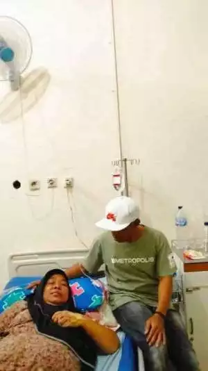Kepala Desa Sukamaju Kec. Cikakak Jenal Abidin Menunjukkan Kepeduliannya Terhadap Warga Yang Dirawat Di RS